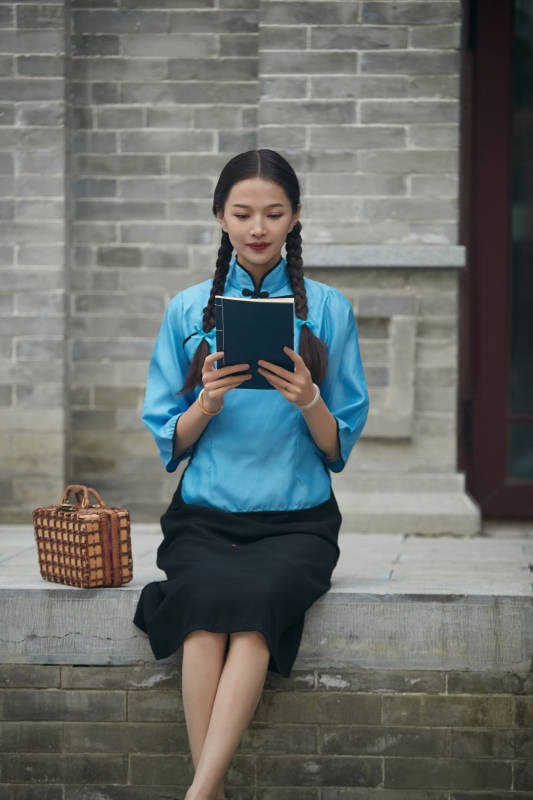 在古城身穿民国学生服饰的女大学生图片