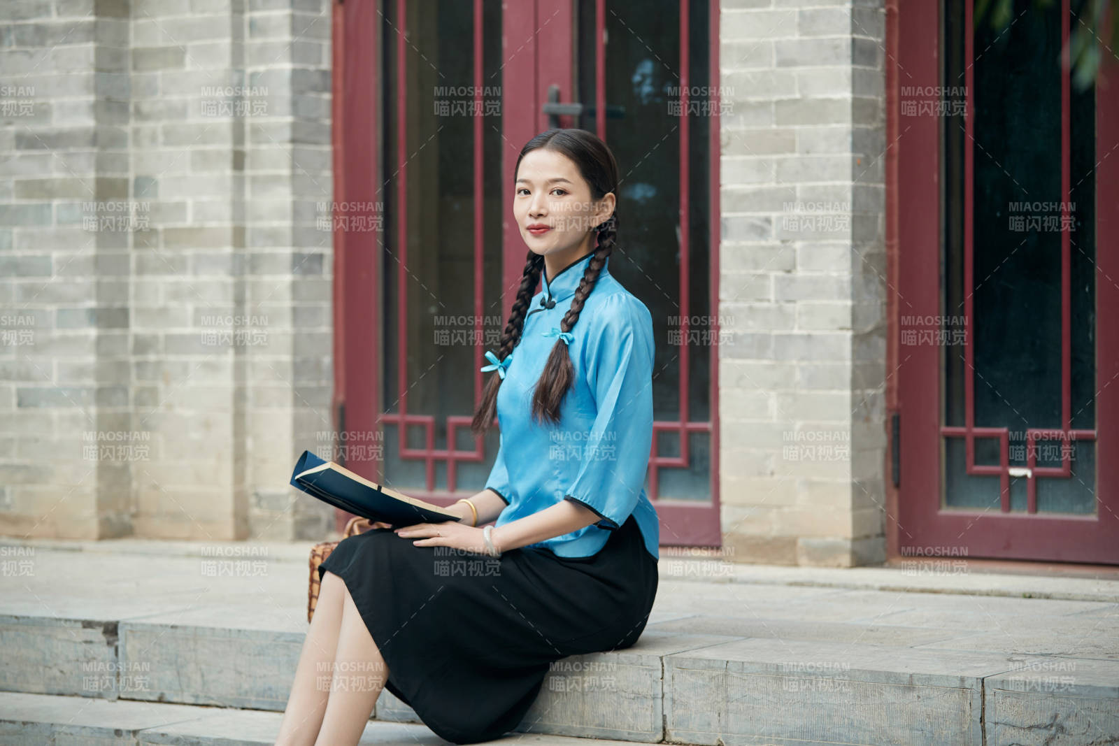 在古城身穿民国学生服饰的女大学生图片