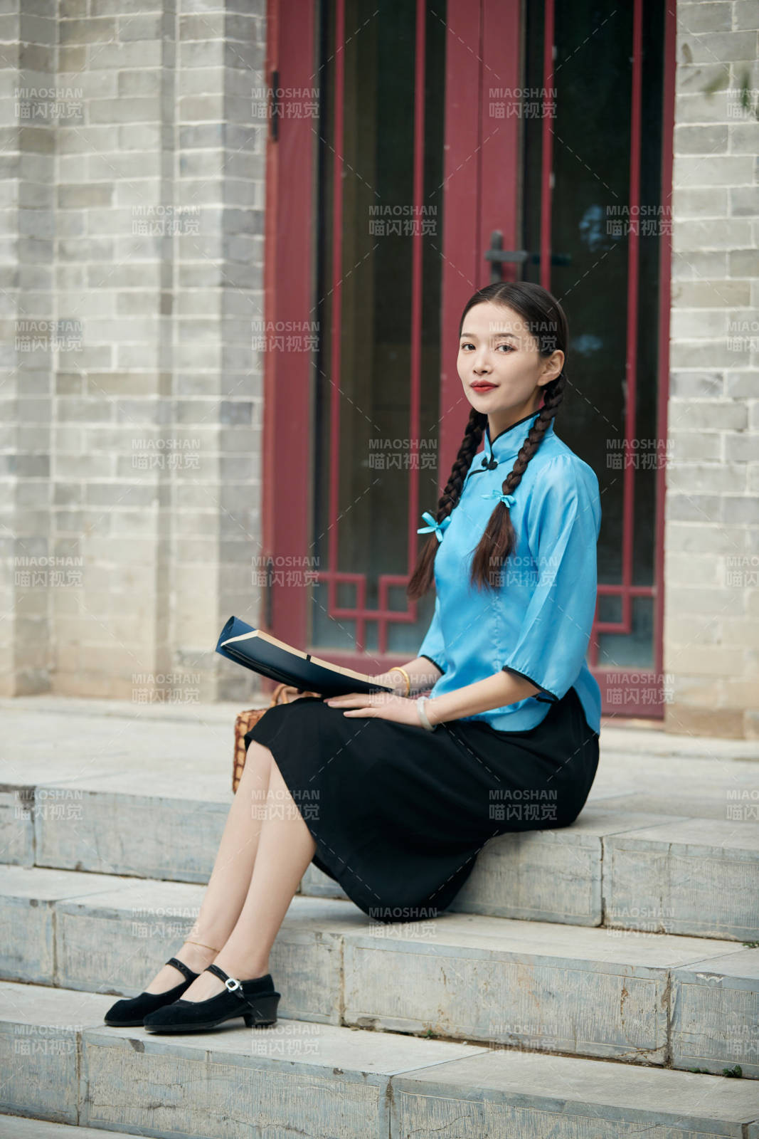 在古城身穿民国学生服饰的女大学生图片