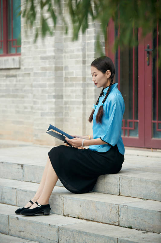 在古城身穿民国学生服饰的女大学生图片