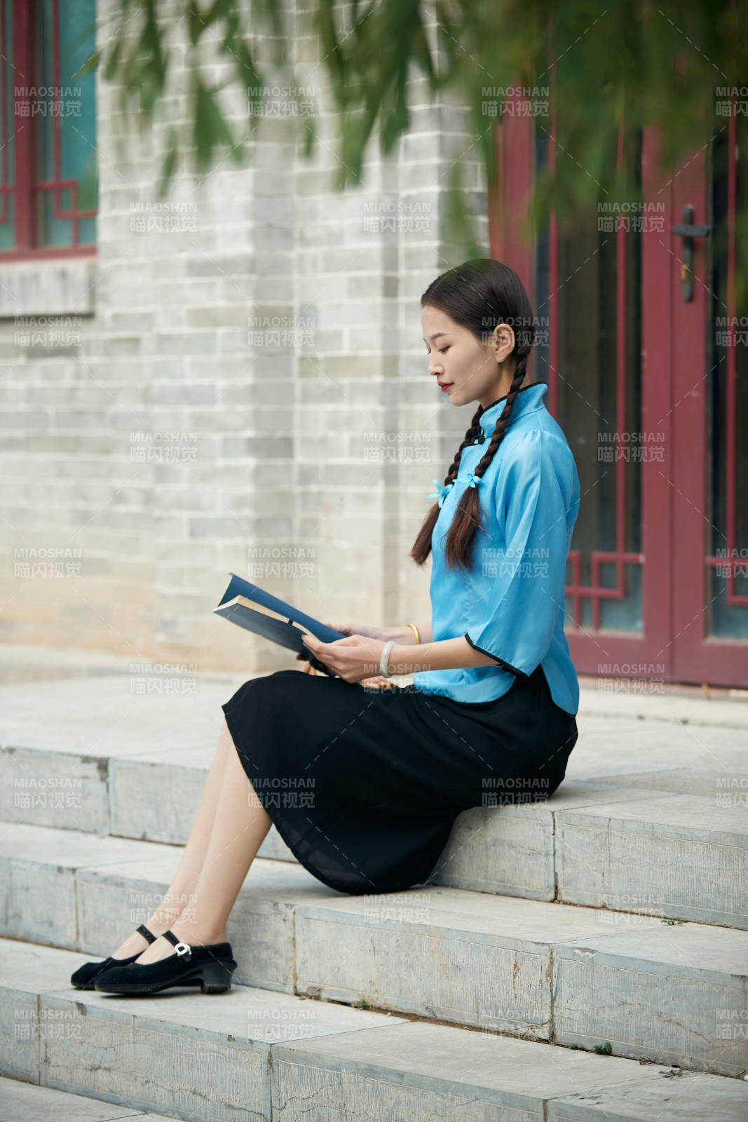 在古城身穿民国学生服饰的女大学生图片