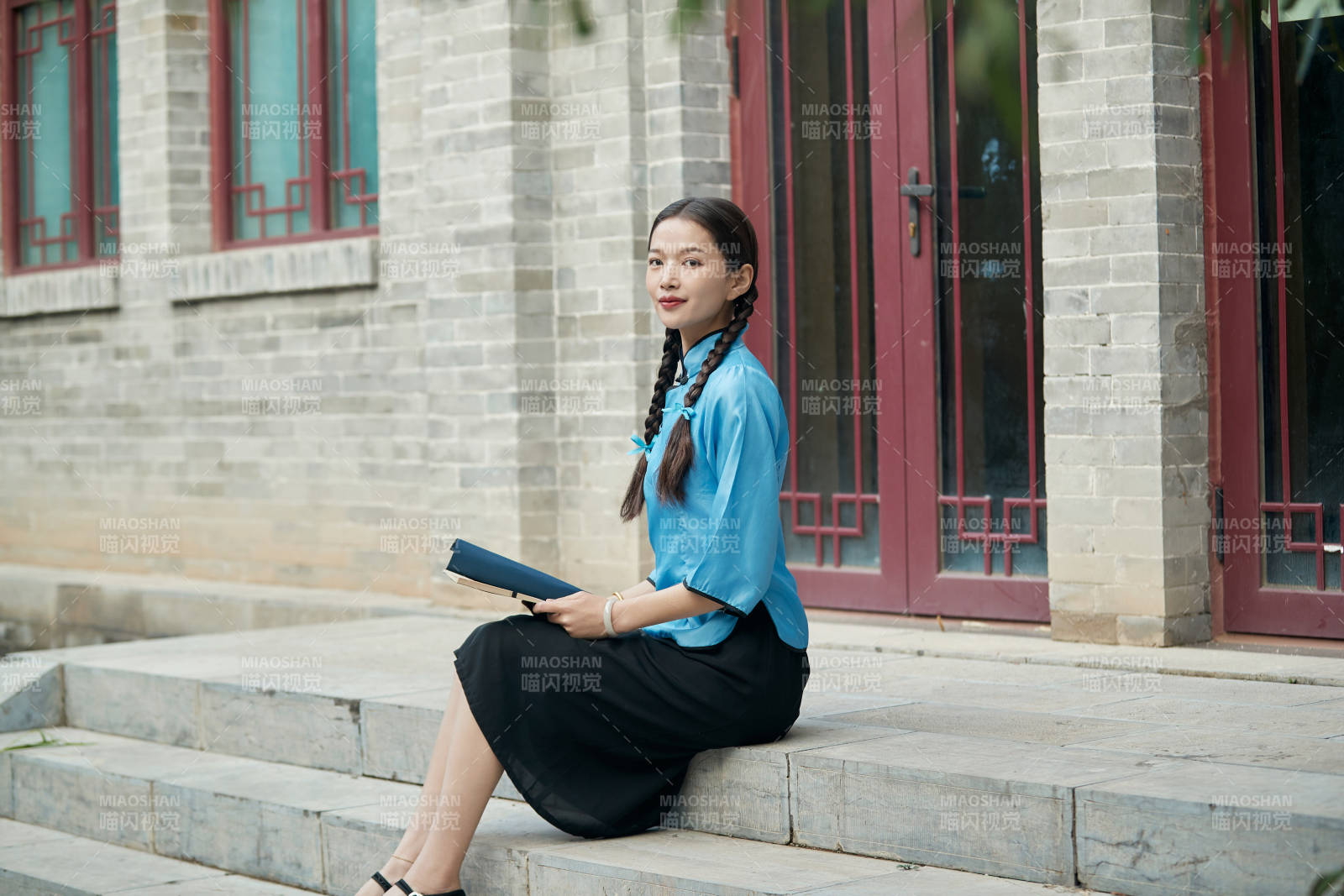 在古城身穿民国学生服饰的女大学生图片