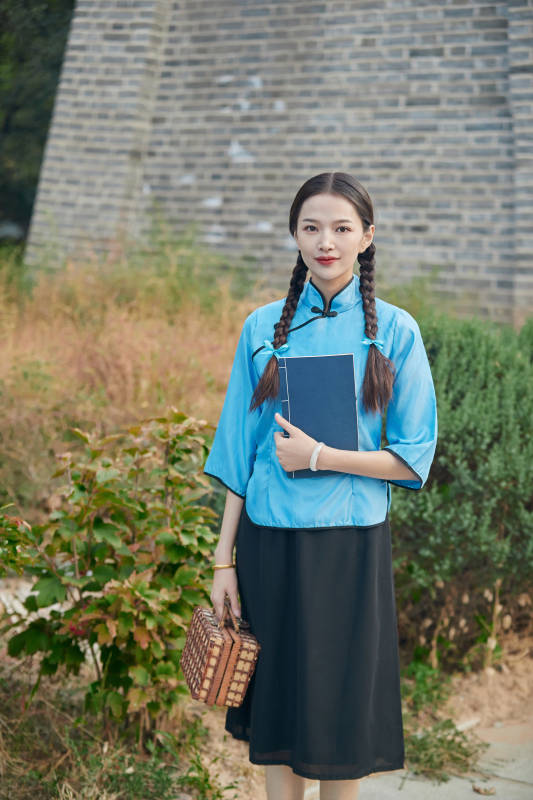 在古城身穿民国学生服饰的女大学生图片
