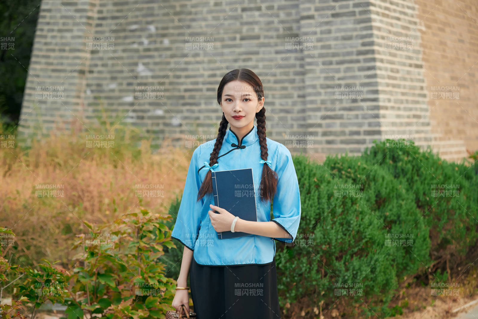 在古城身穿民国学生服饰的女大学生图片