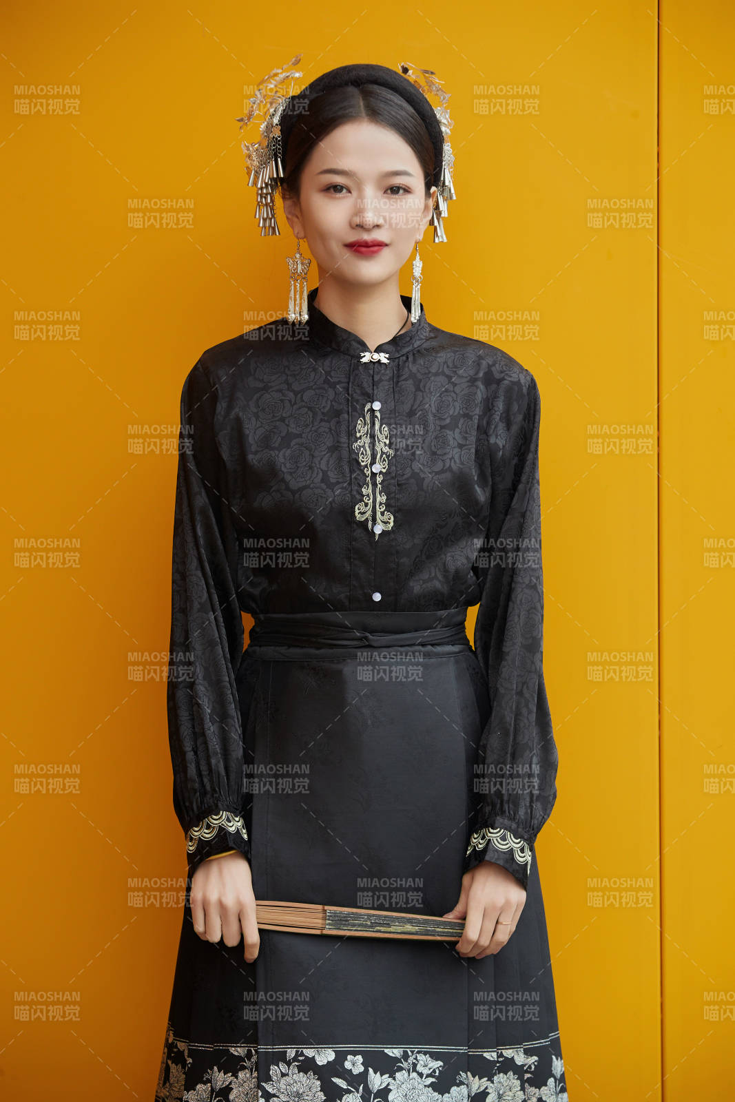 穿着中国汉族服饰马面裙的东方女性图片