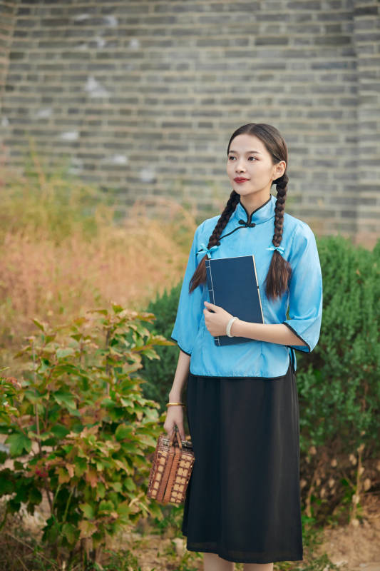 在古城身穿民国学生服饰的女大学生图片