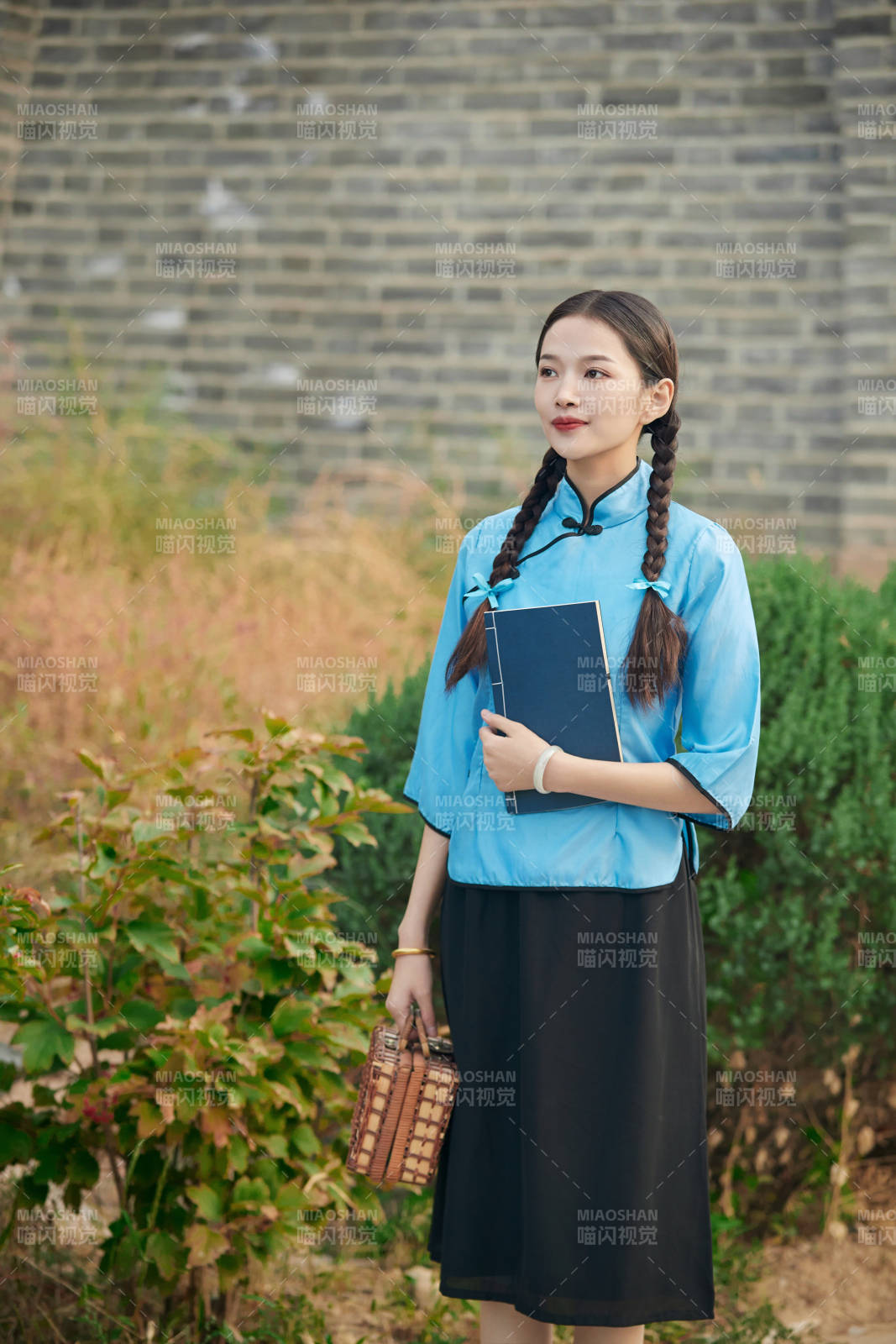 在古城身穿民国学生服饰的女大学生图片