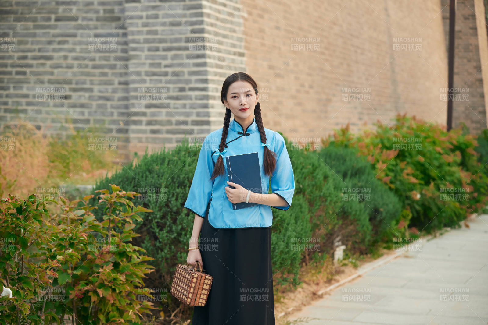在古城身穿民国学生服饰的女大学生图片