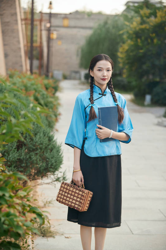 在古城身穿民国学生服饰的女大学生图片