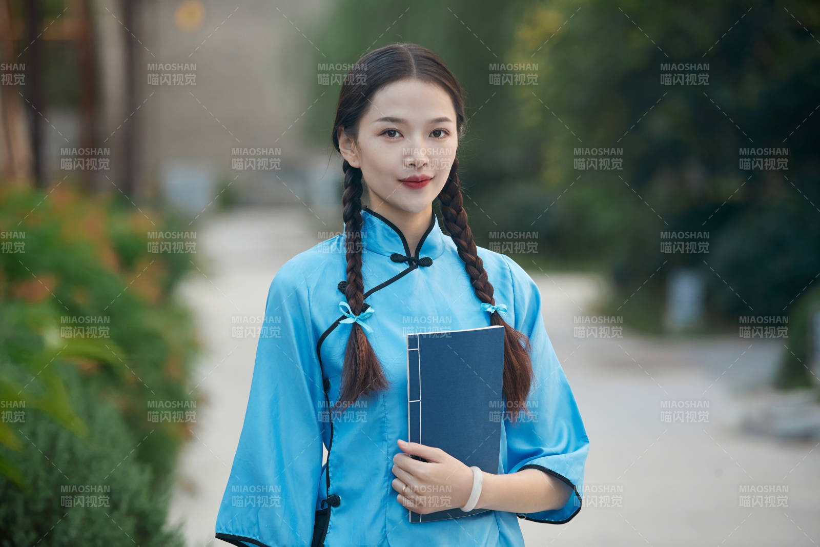 在古城身穿民国学生服饰的女大学生图片