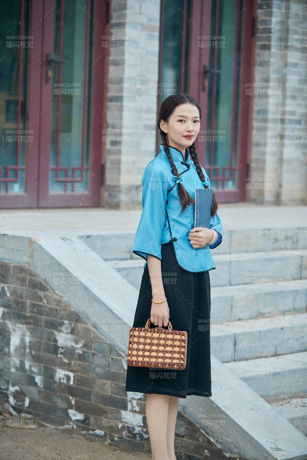 在古城身穿民国学生服饰的女大学生图片