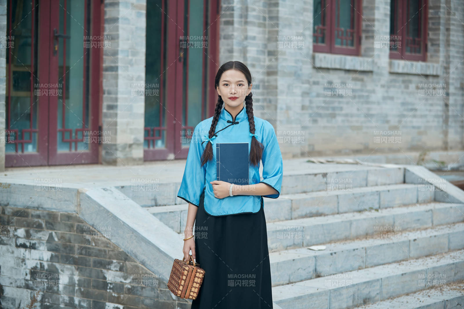 在古城身穿民国学生服饰的女大学生图片