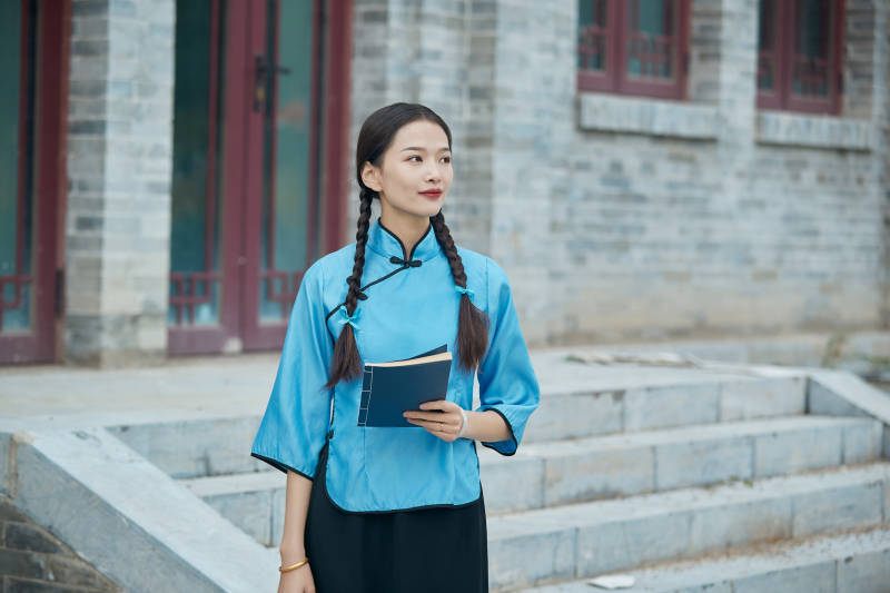 在古城身穿民国学生服饰的女大学生图片