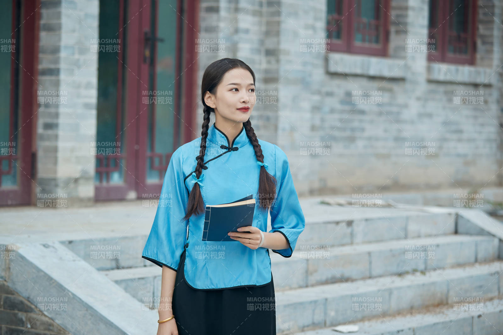 在古城身穿民国学生服饰的女大学生图片