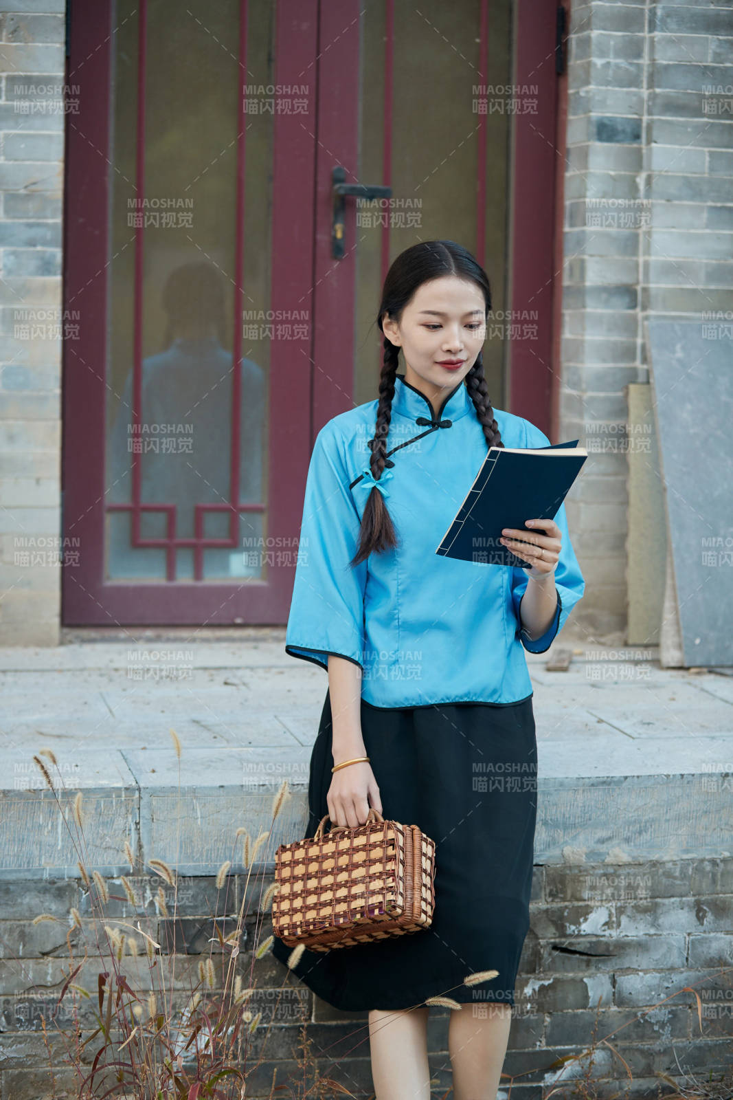在古城身穿民国学生服饰的女大学生图片