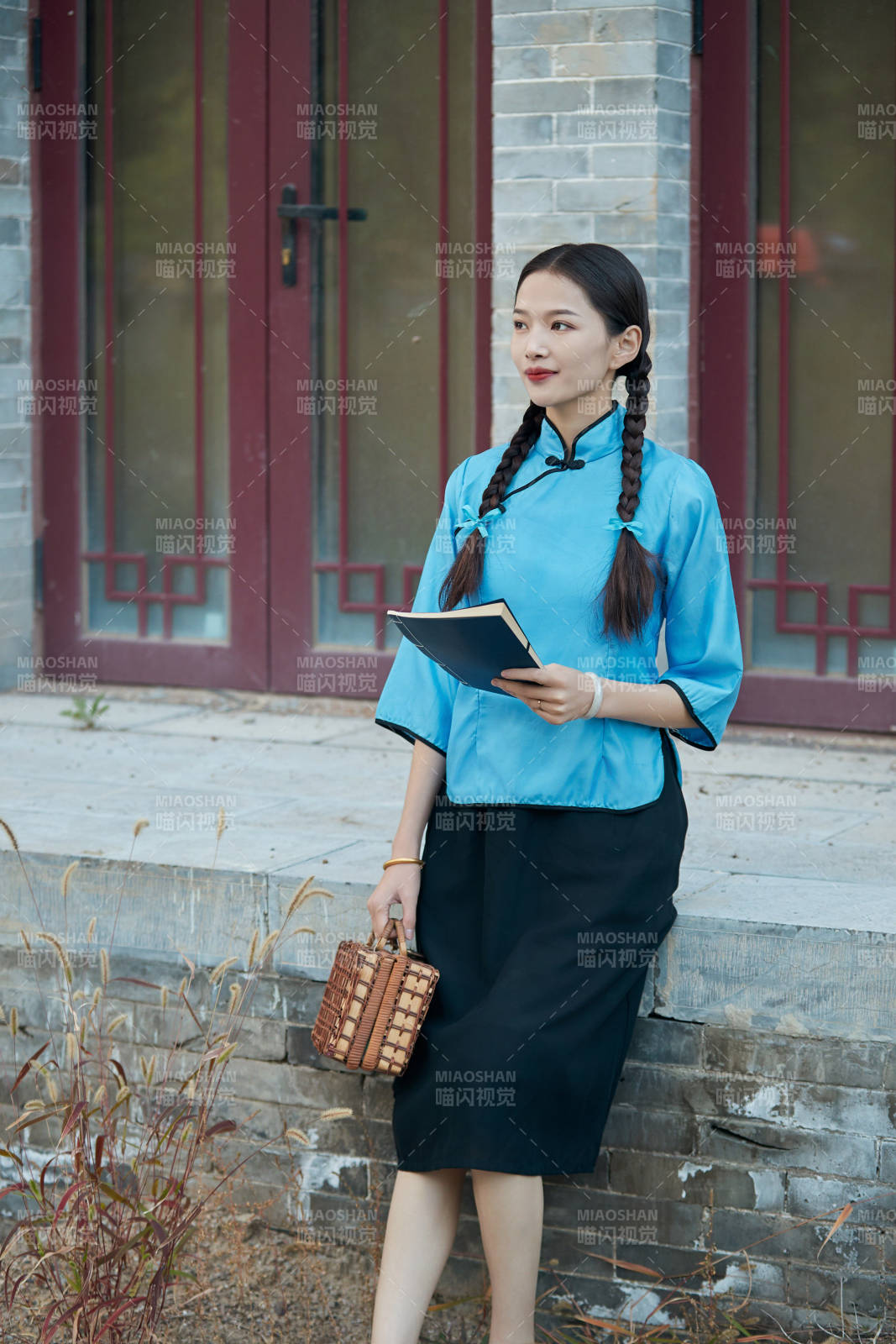 在古城身穿民国学生服饰的女大学生图片