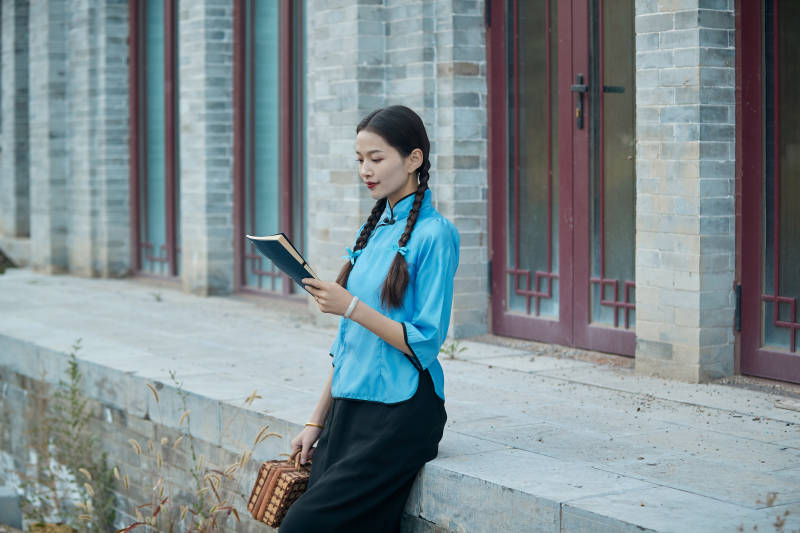 在古城身穿民国学生服饰的女大学生图片