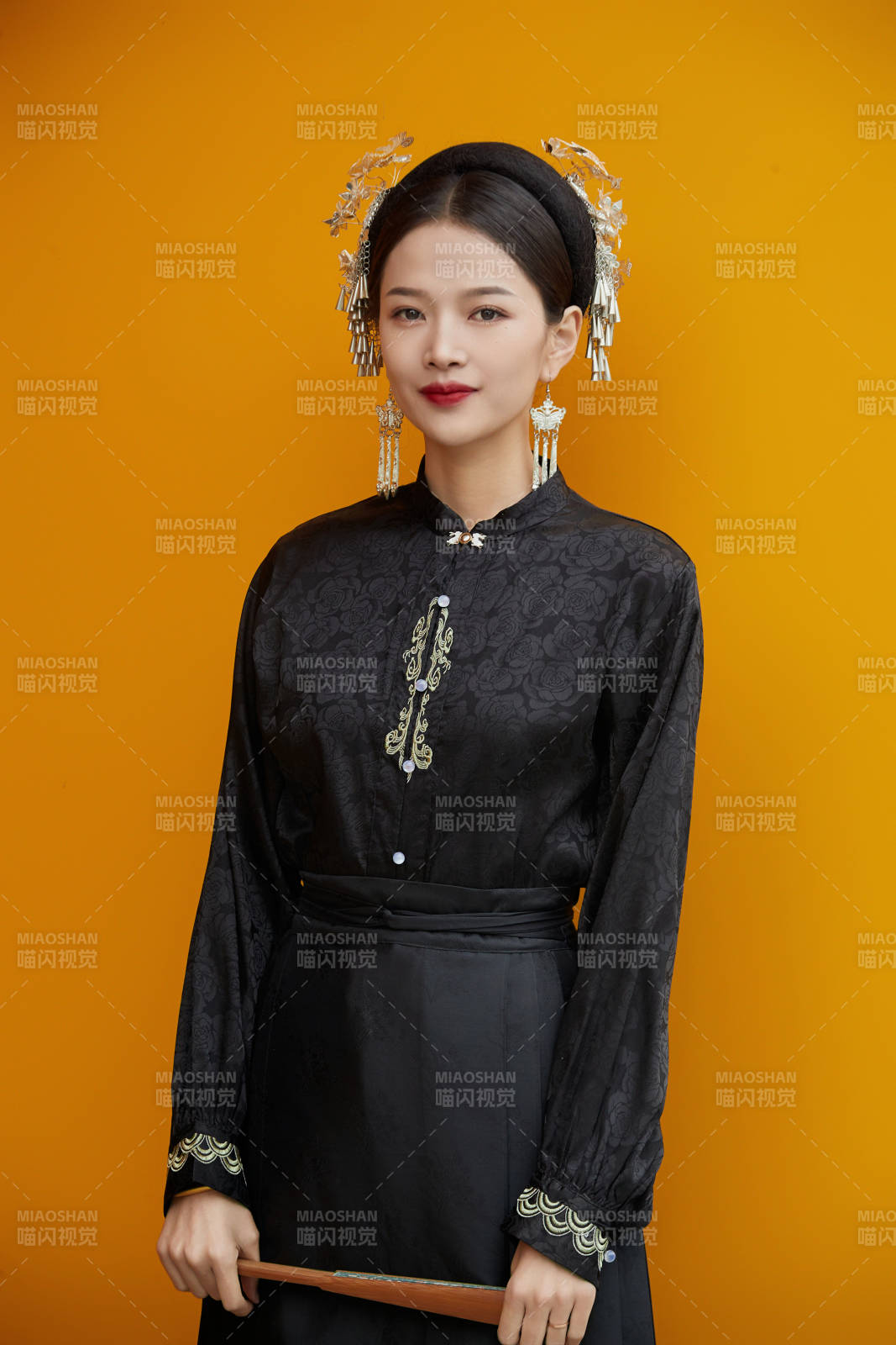 穿着中国汉族服饰马面裙的东方女性图片