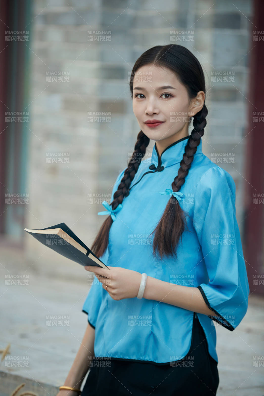 在古城身穿民国学生服饰的女大学生图片