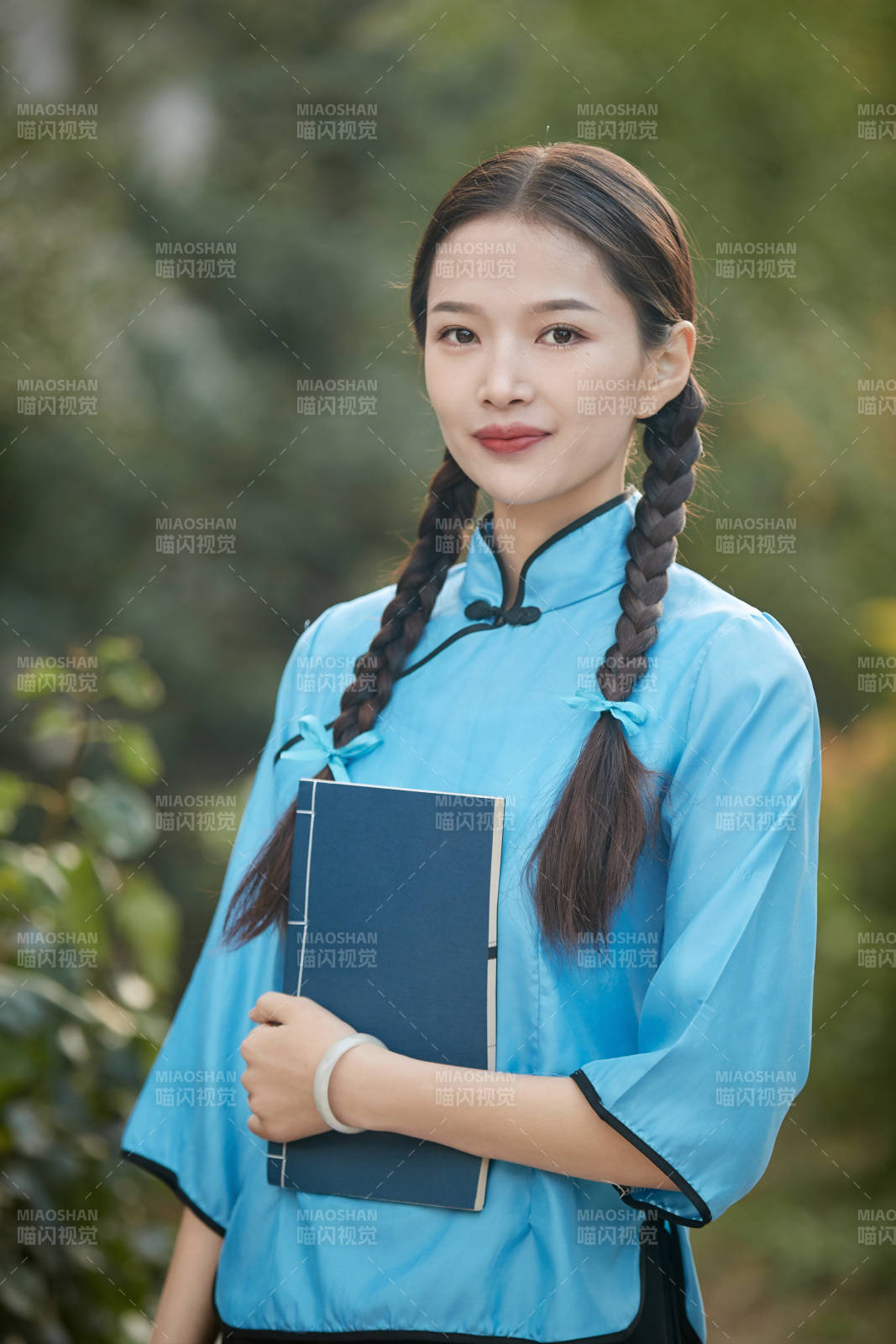 在古城身穿民国学生服饰的女大学生图片