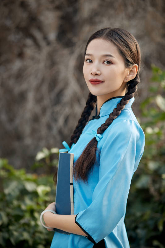 在古城身穿民国学生服饰的女大学生图片