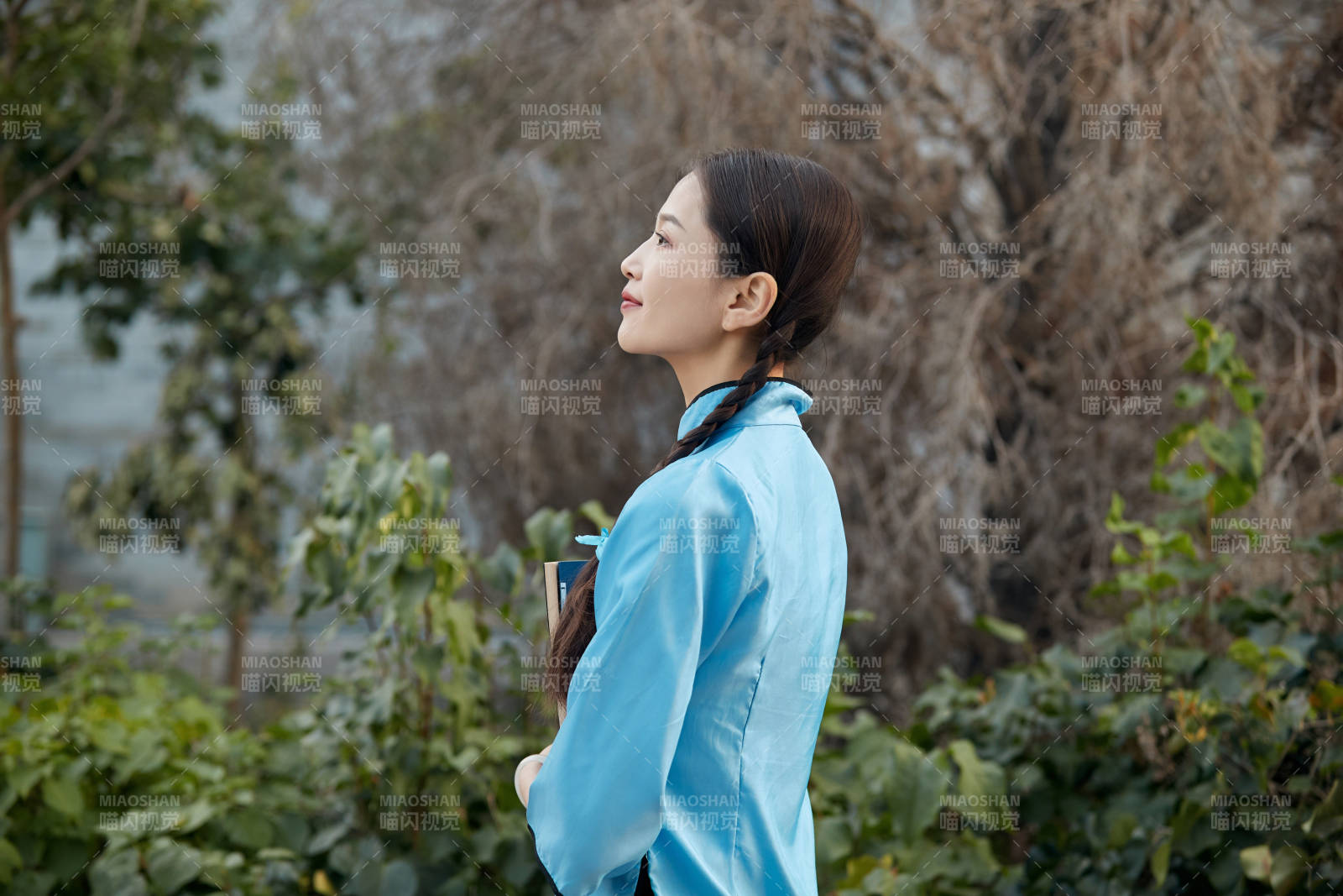 在古城身穿民国学生服饰的女大学生图片