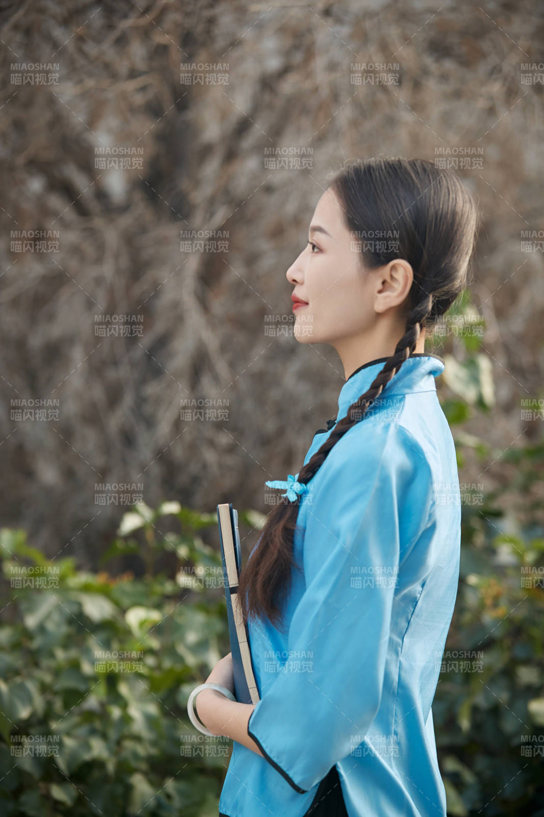 在古城身穿民国学生服饰的女大学生图片