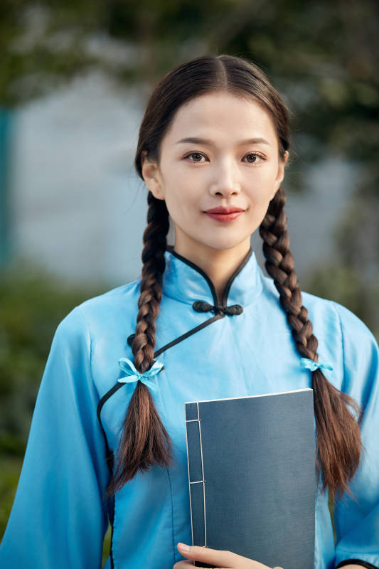 在古城身穿民国学生服饰的女大学生图片