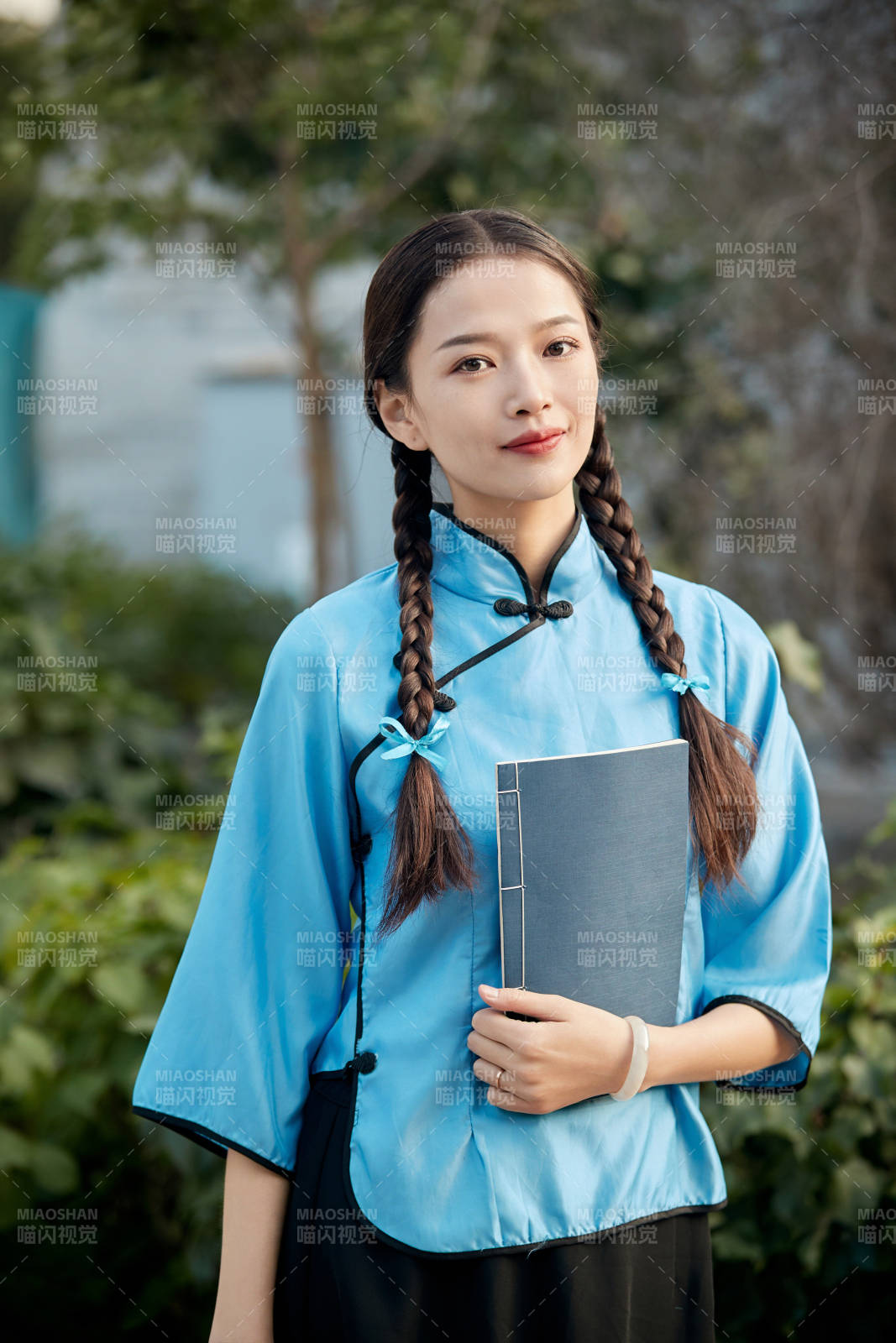 在古城身穿民国学生服饰的女大学生图片