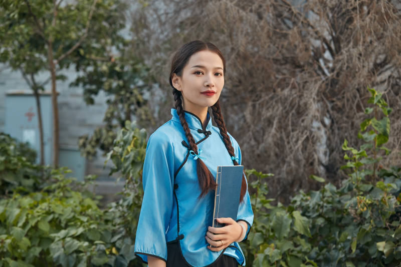 在古城身穿民国学生服饰的女大学生图片