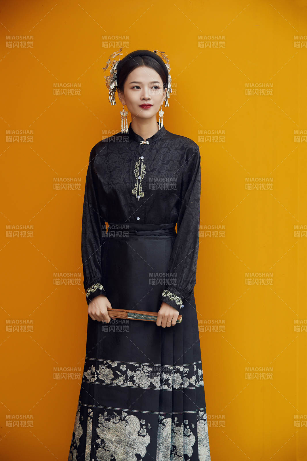 穿着中国汉族服饰马面裙的东方女性图片