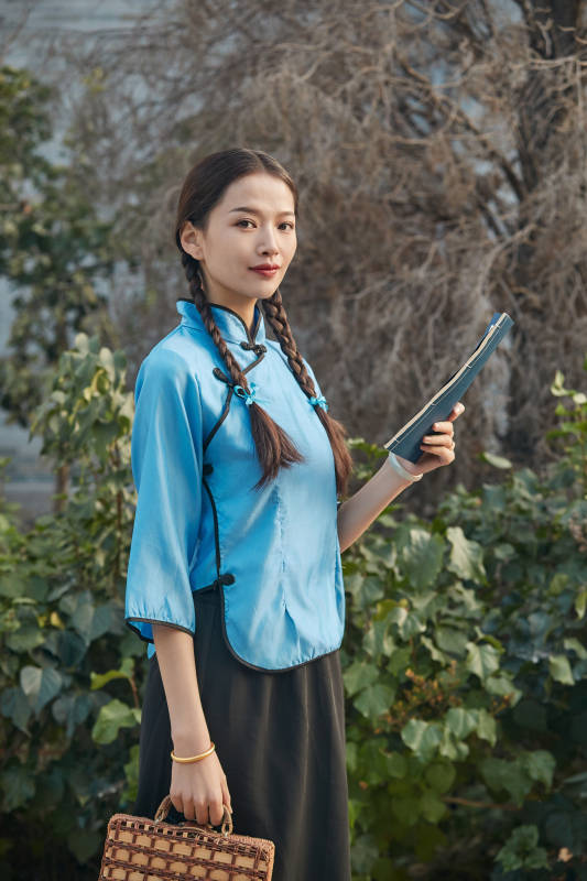 在古城身穿民国学生服饰的女大学生图片