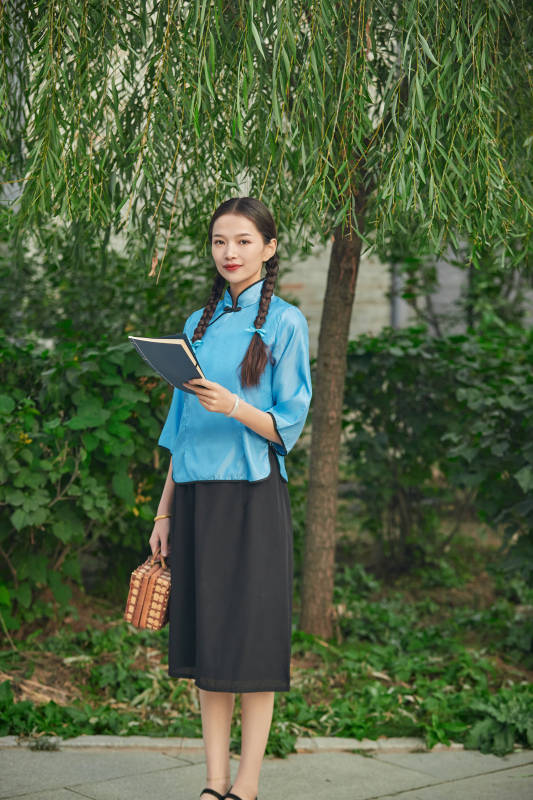 在古城身穿民国学生服饰的女大学生图片