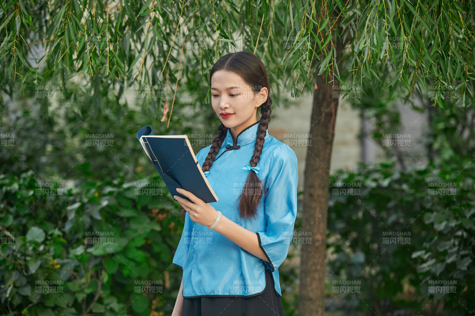 在古城身穿民国学生服饰的女大学生图片