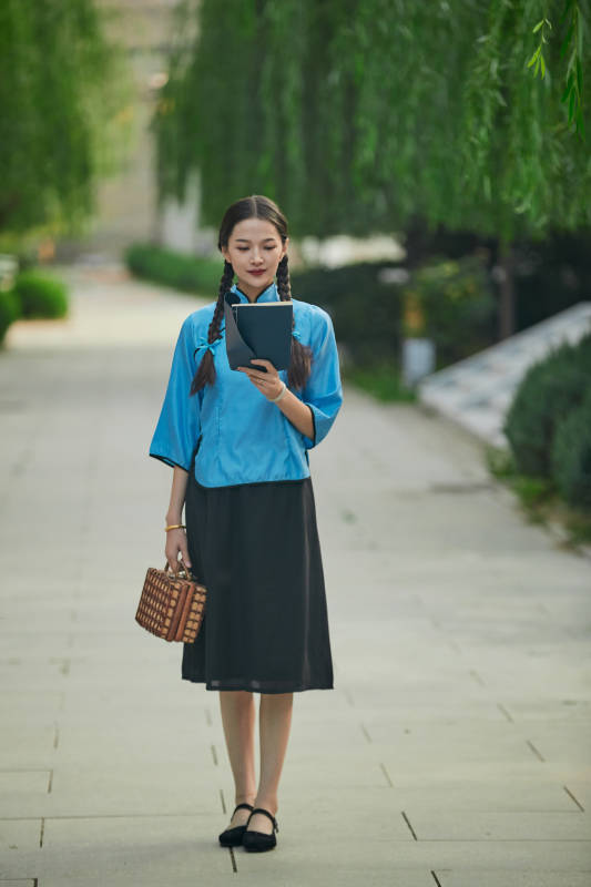 在古城身穿民国学生服饰的女大学生图片