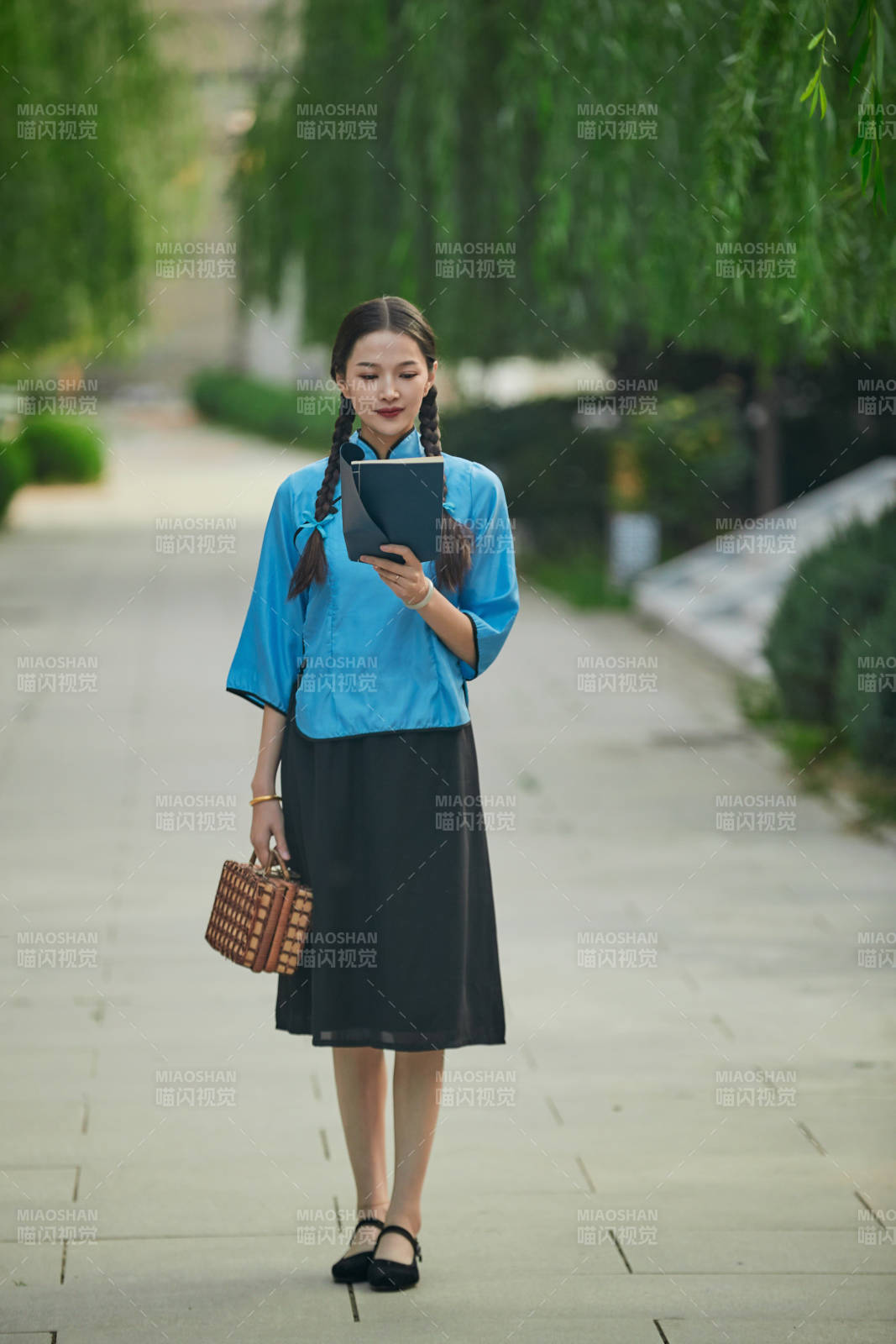 在古城身穿民国学生服饰的女大学生图片