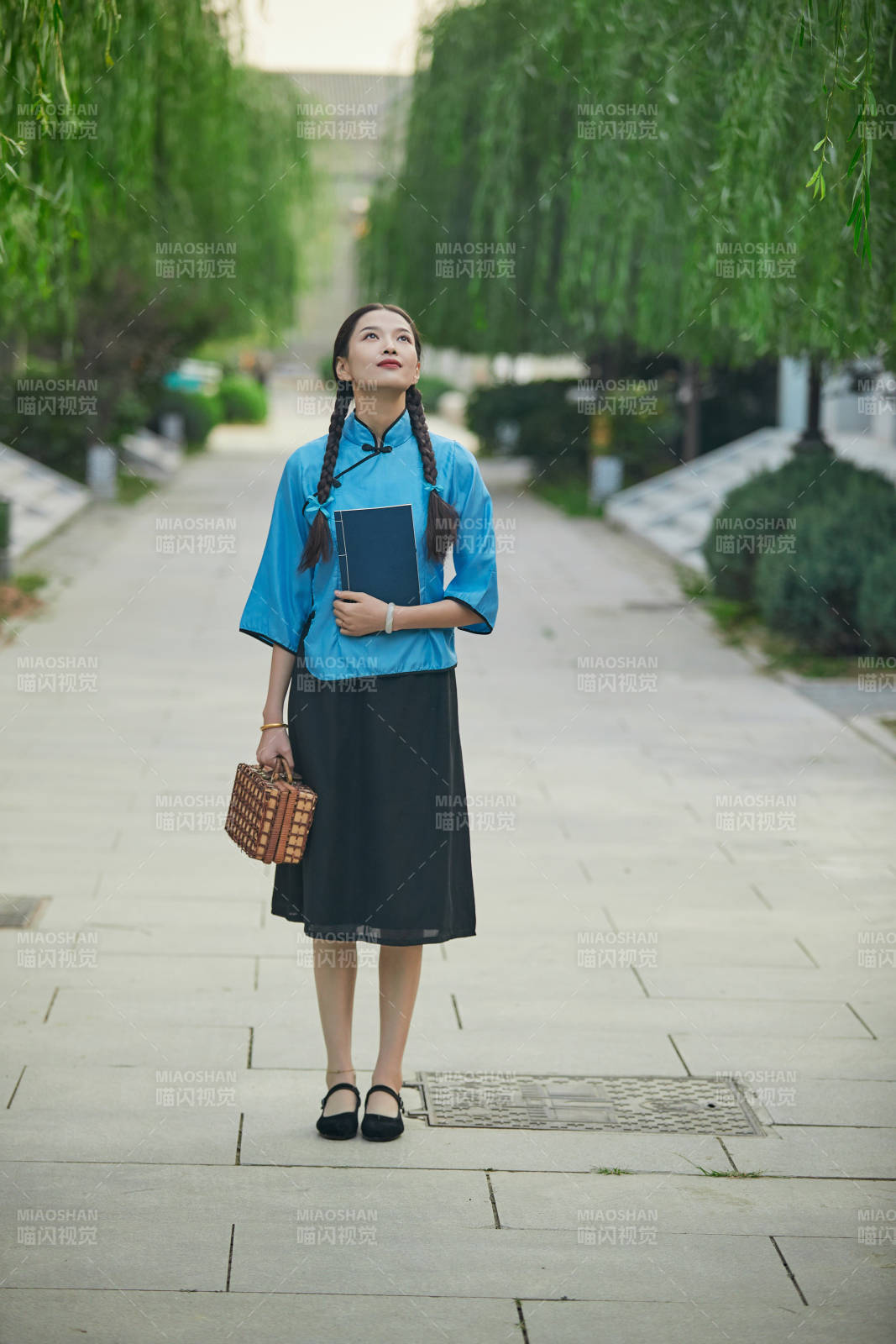 在古城身穿民国学生服饰的女大学生图片
