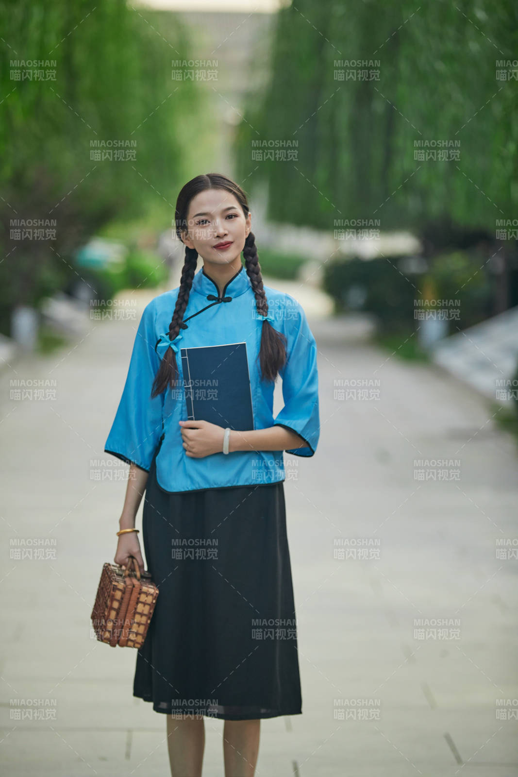 在古城身穿民国学生服饰的女大学生图片