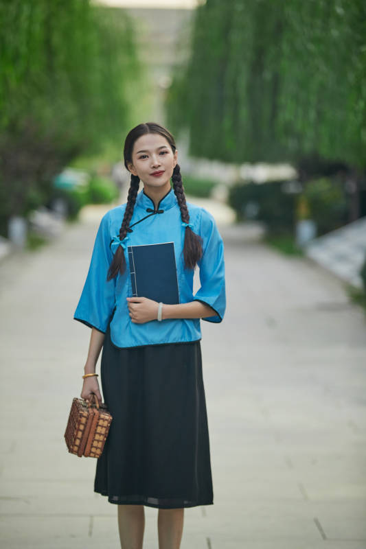 在古城身穿民国学生服饰的女大学生图片