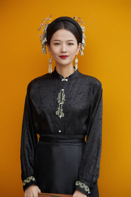 穿着中国汉族服饰马面裙的东方女性图片