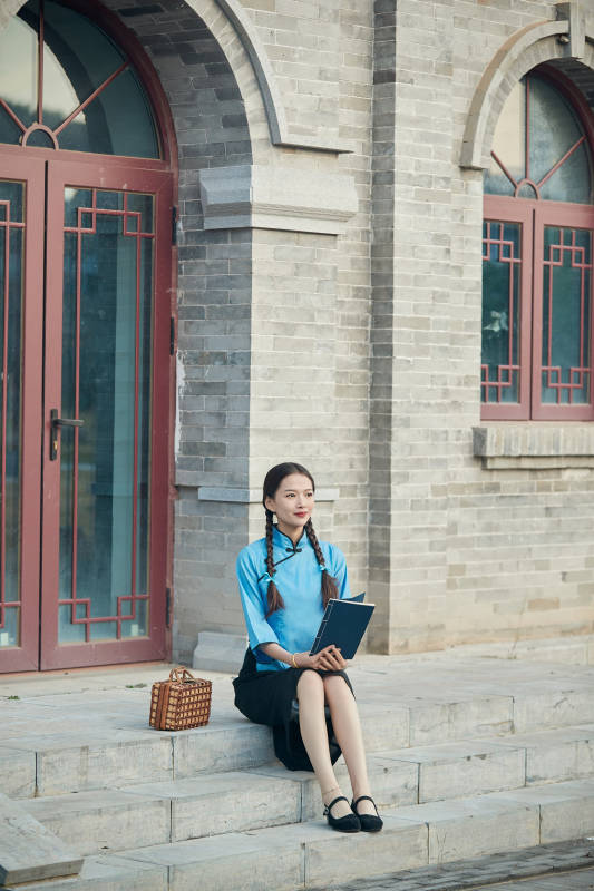 在古城身穿民国学生服饰的女大学生图片