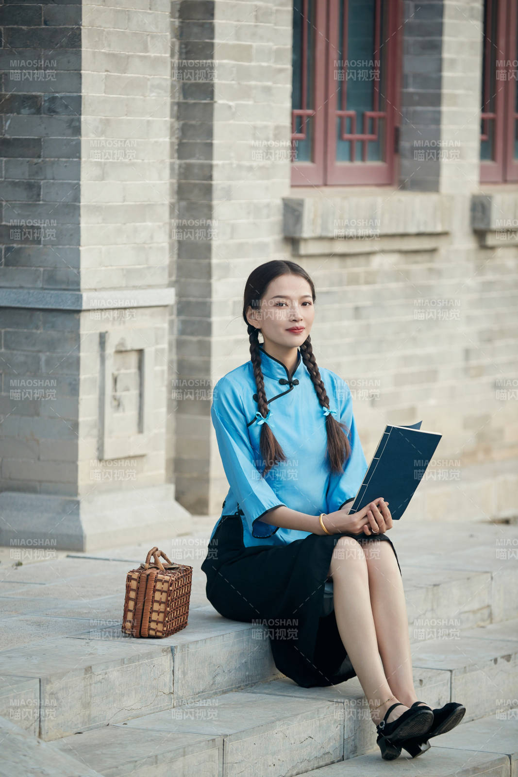 在古城身穿民国学生服饰的女大学生图片