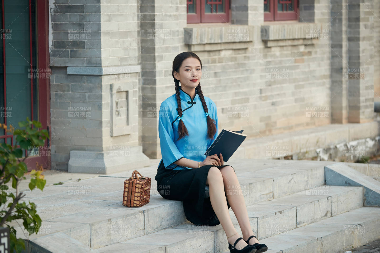 在古城身穿民国学生服饰的女大学生图片