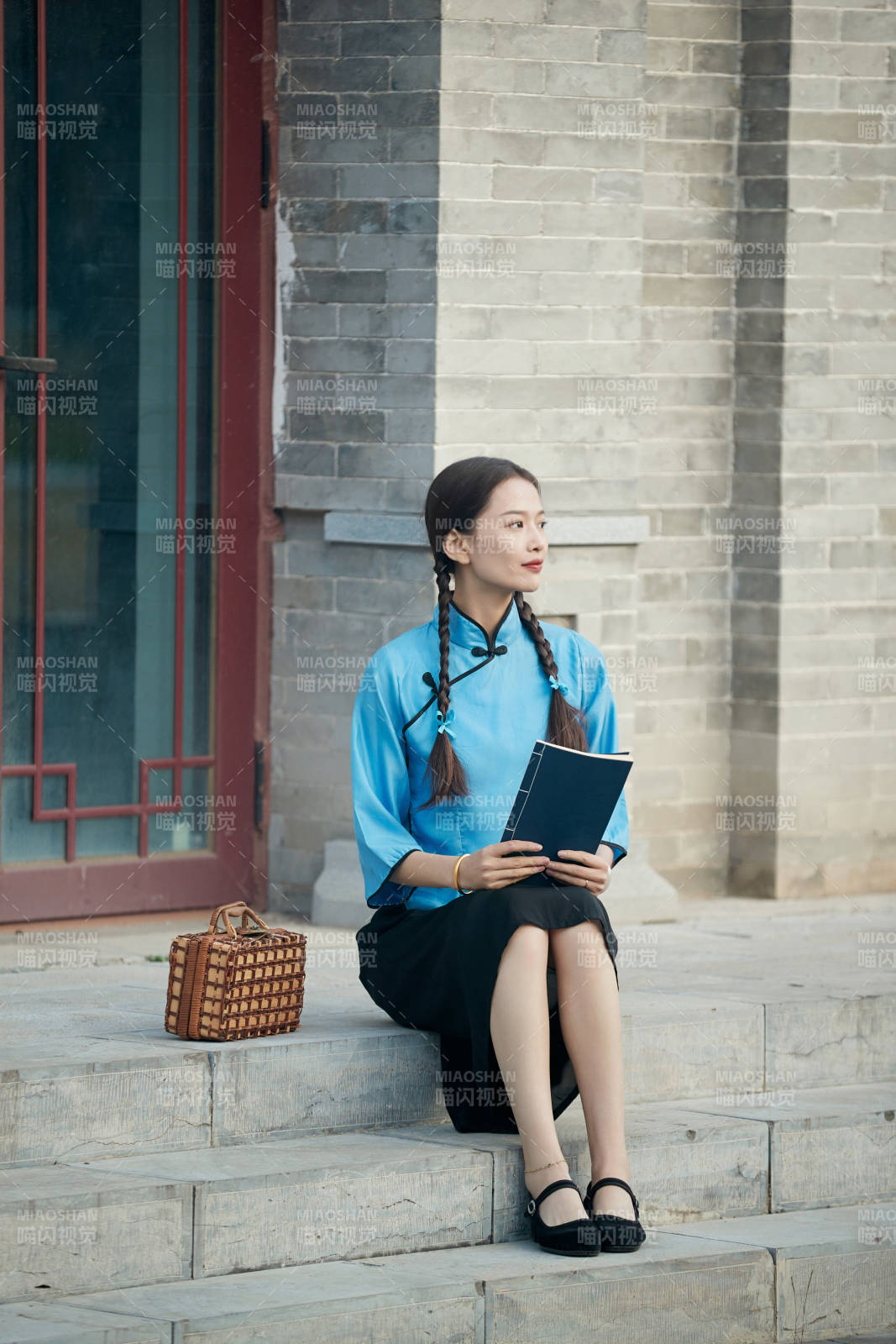 在古城身穿民国学生服饰的女大学生图片
