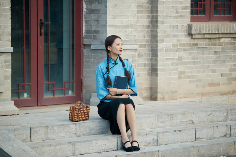 在古城身穿民国学生服饰的女大学生图片