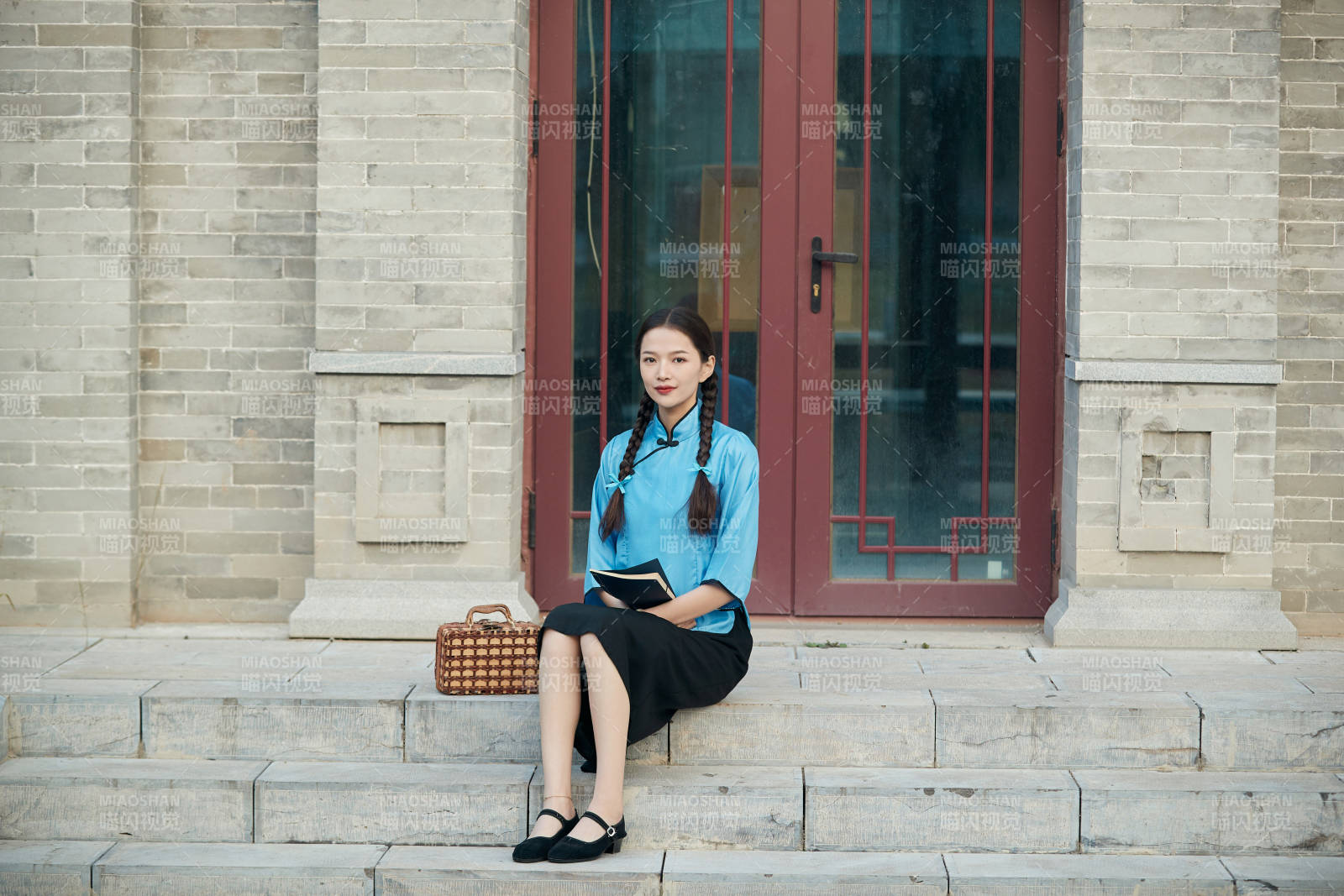 在古城身穿民国学生服饰的女大学生图片