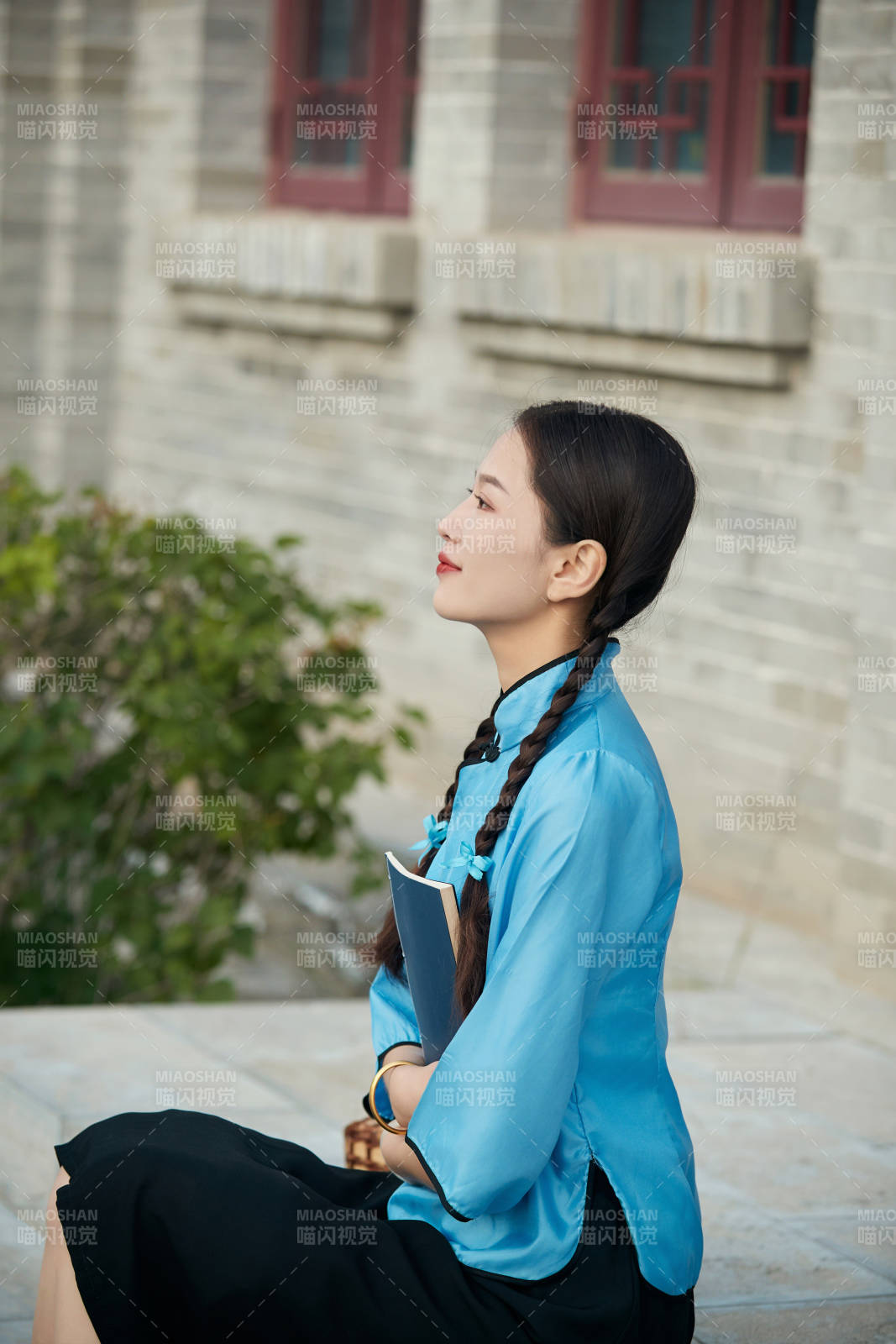 在古城身穿民国学生服饰的女大学生图片