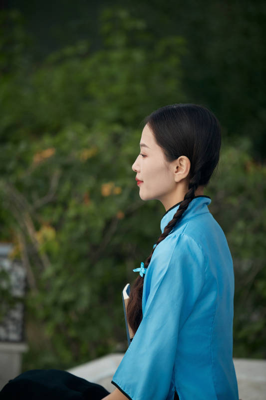 在古城身穿民国学生服饰的女大学生图片