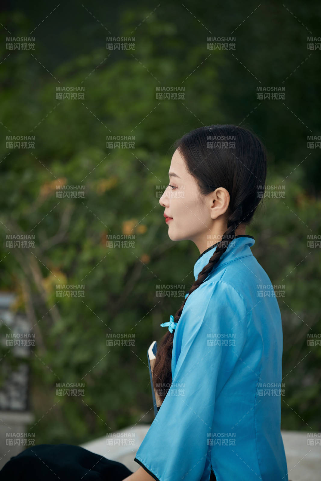 在古城身穿民国学生服饰的女大学生图片