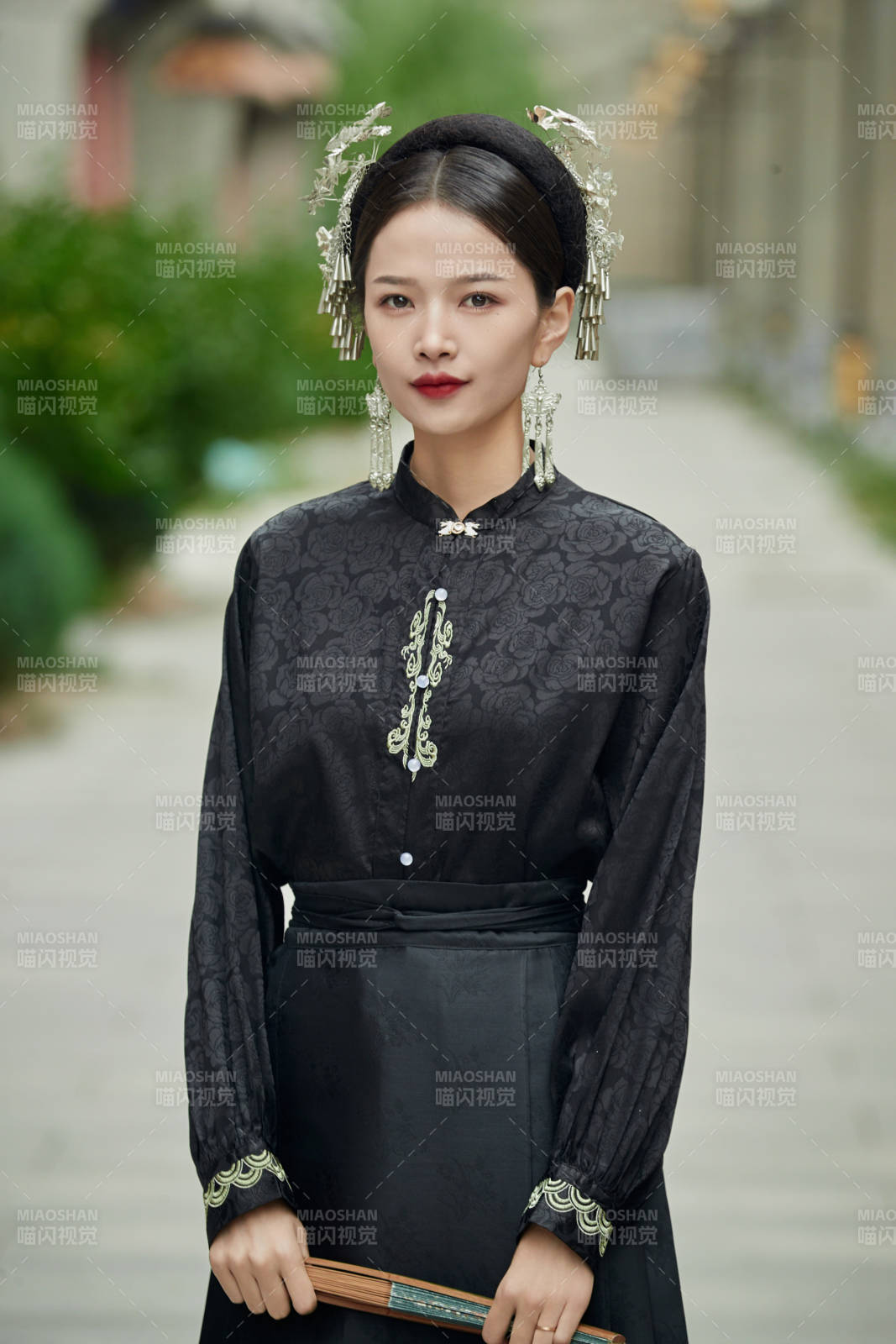 穿着中国汉族服饰马面裙的东方女性图片